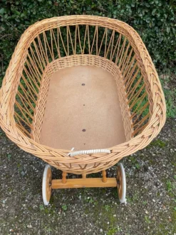 Berceau vintage en osier sur roulettes
