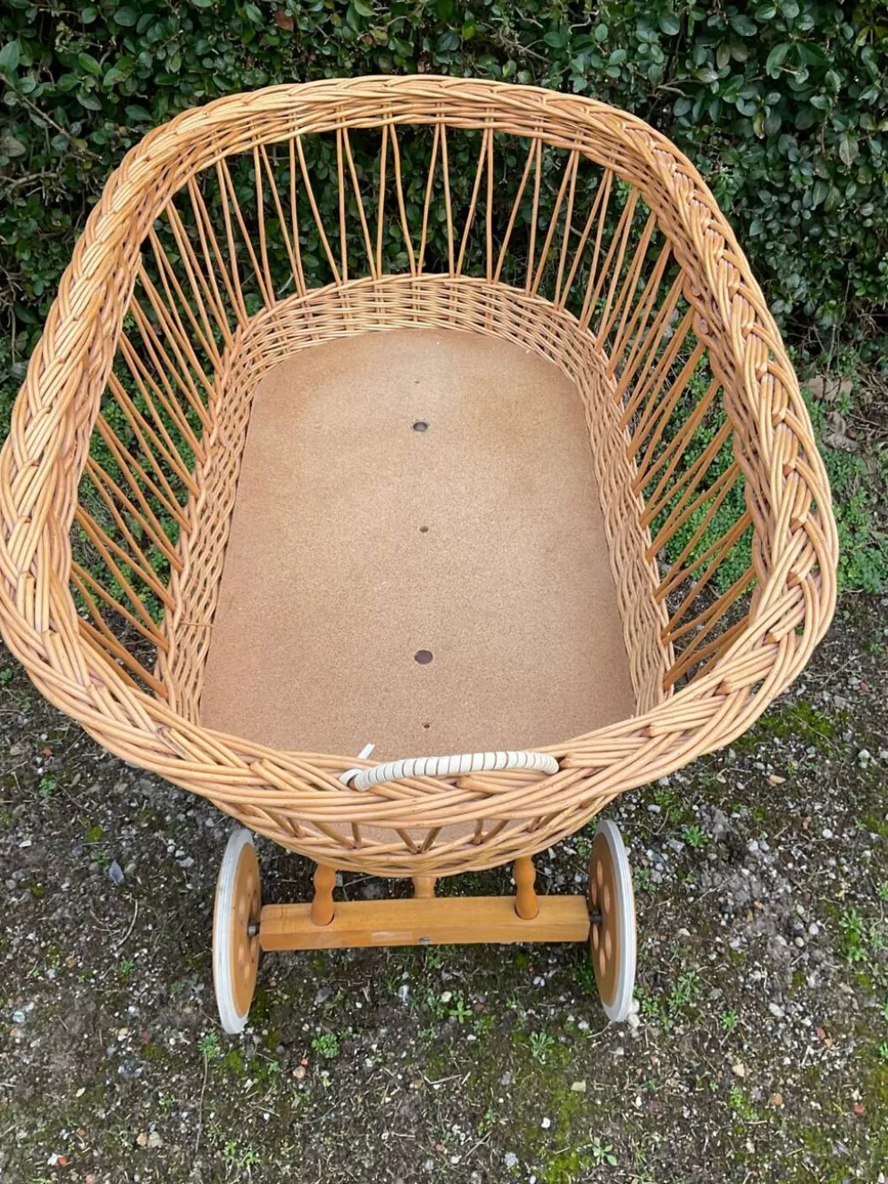 Berceau vintage en osier sur roulettes