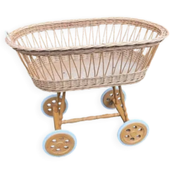 Berceau vintage en osier sur roulettes