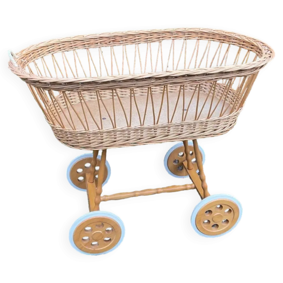 Berceau vintage en osier sur roulettes