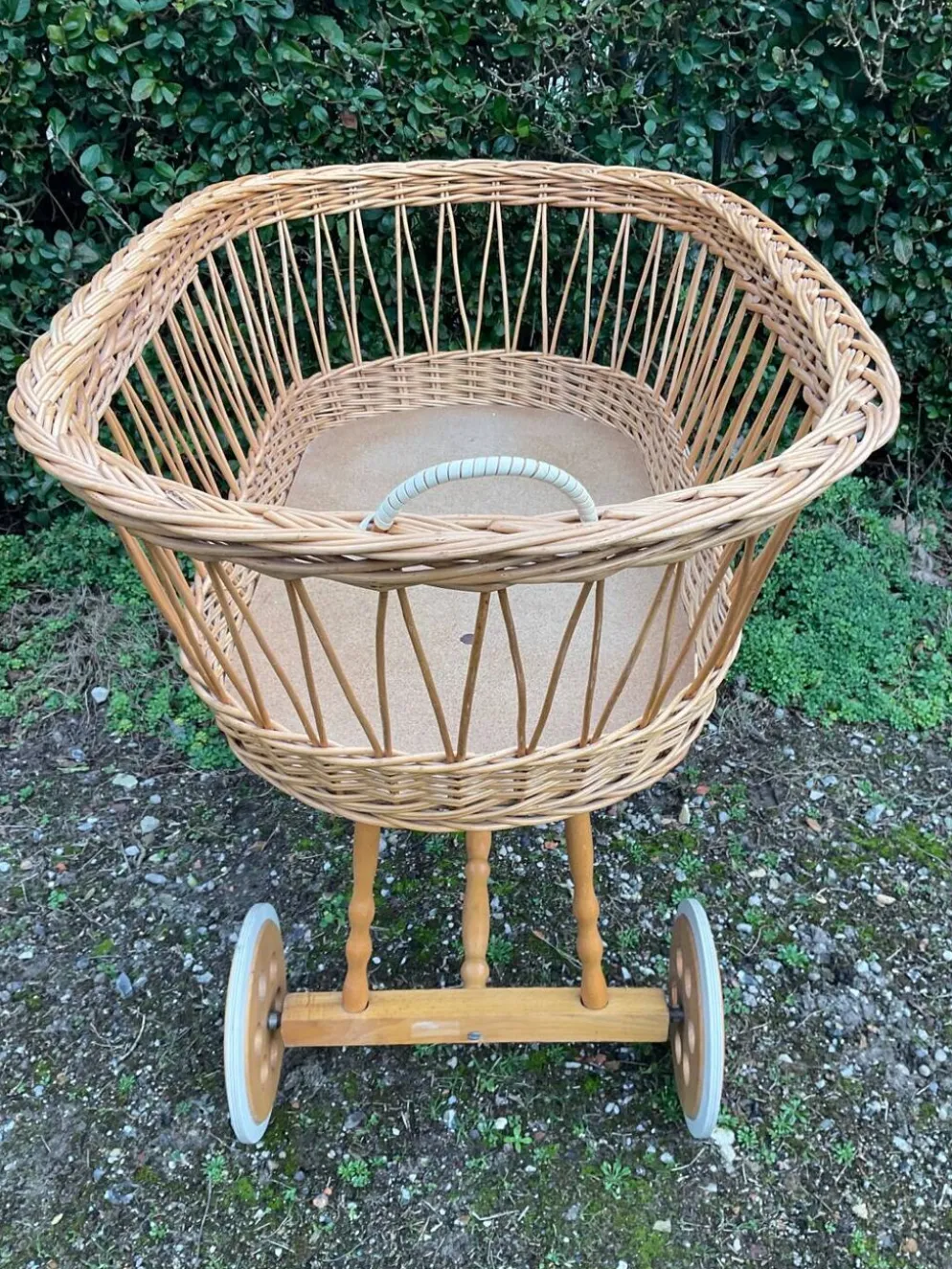 Berceau vintage en osier sur roulettes