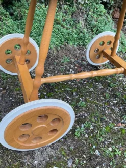 Berceau vintage en osier sur roulettes