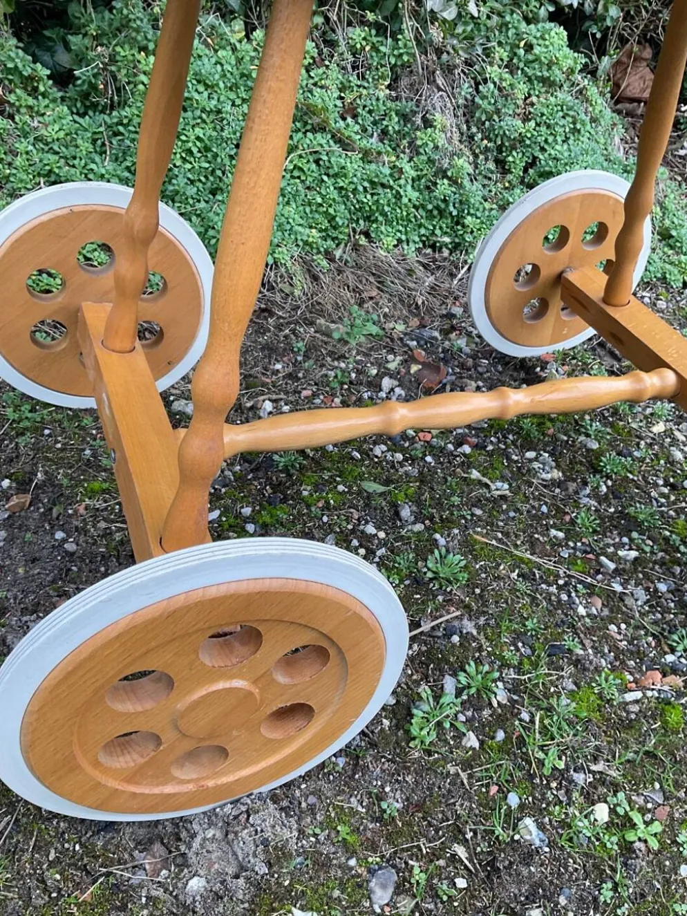 Berceau vintage en osier sur roulettes