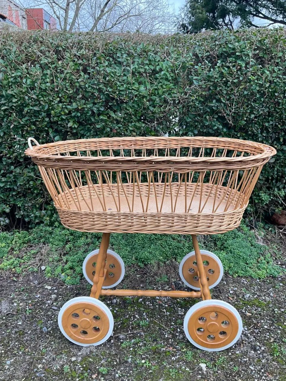 Berceau vintage en osier sur roulettes