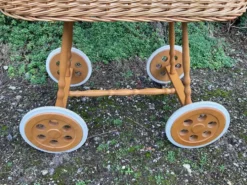Berceau vintage en osier sur roulettes