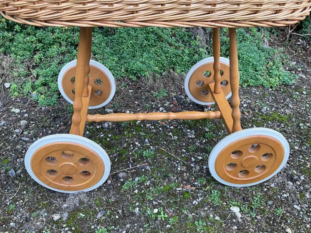 Berceau vintage en osier sur roulettes