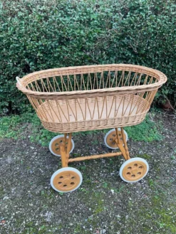 Berceau vintage en osier sur roulettes