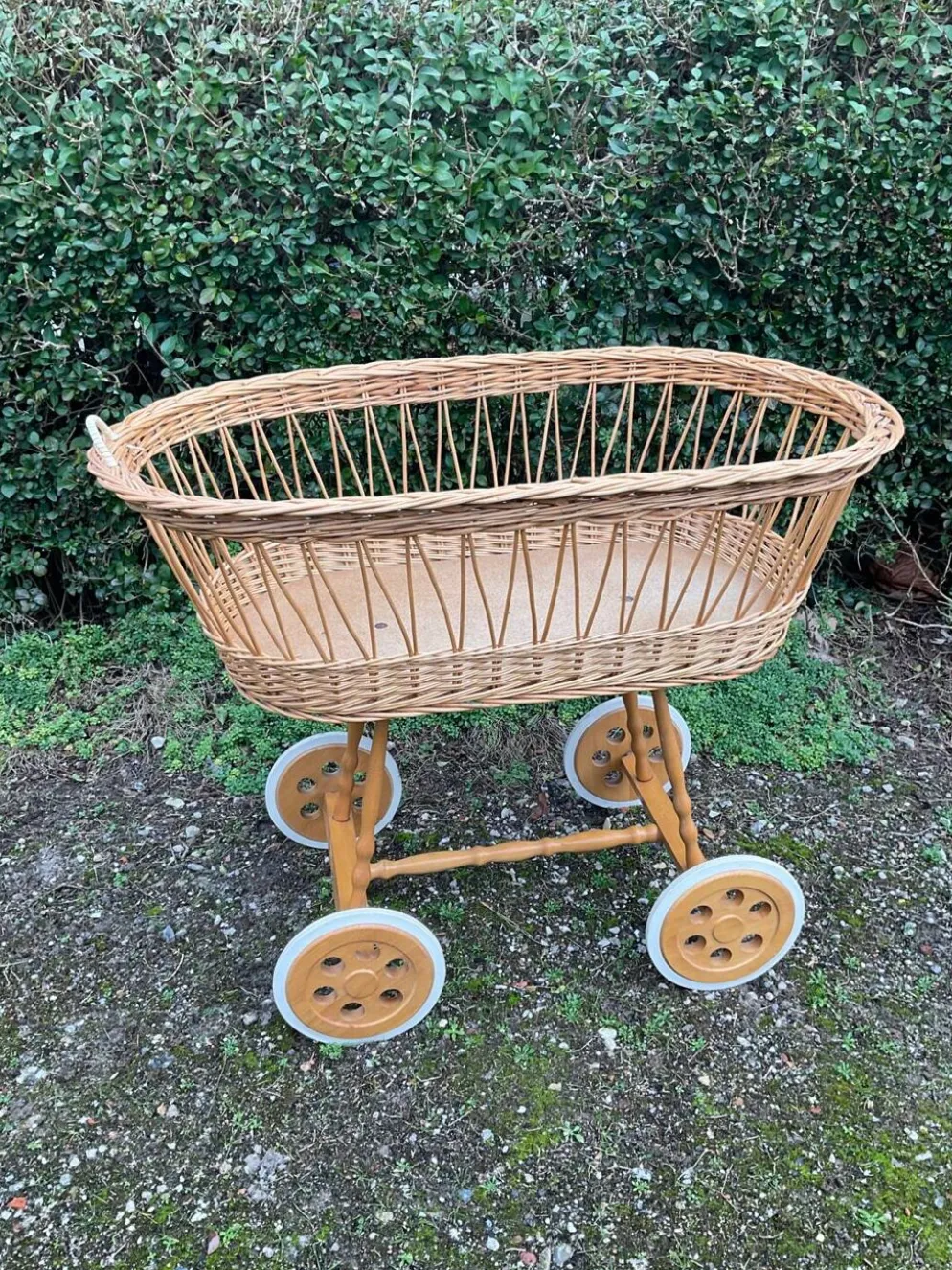 Berceau vintage en osier sur roulettes