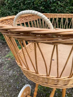 Berceau vintage en osier sur roulettes