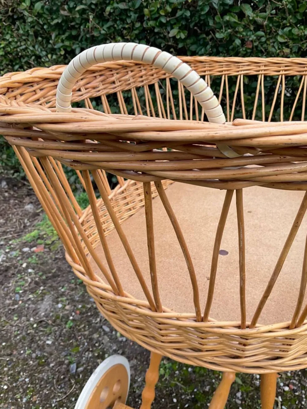 Berceau vintage en osier sur roulettes