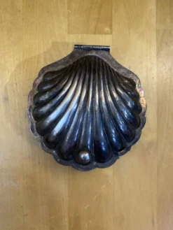 Beurrier ancien coquille St Jacques en métal argenté
