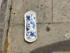 Beurrier ancien en faïence, décor fleuri bleu et blanc
