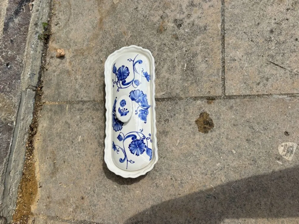 Beurrier ancien en faïence, décor fleuri bleu et blanc