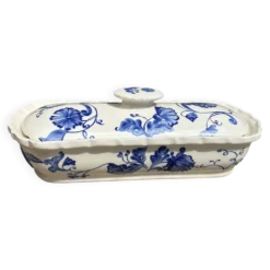 Beurrier ancien en faïence, décor fleuri bleu et blanc
