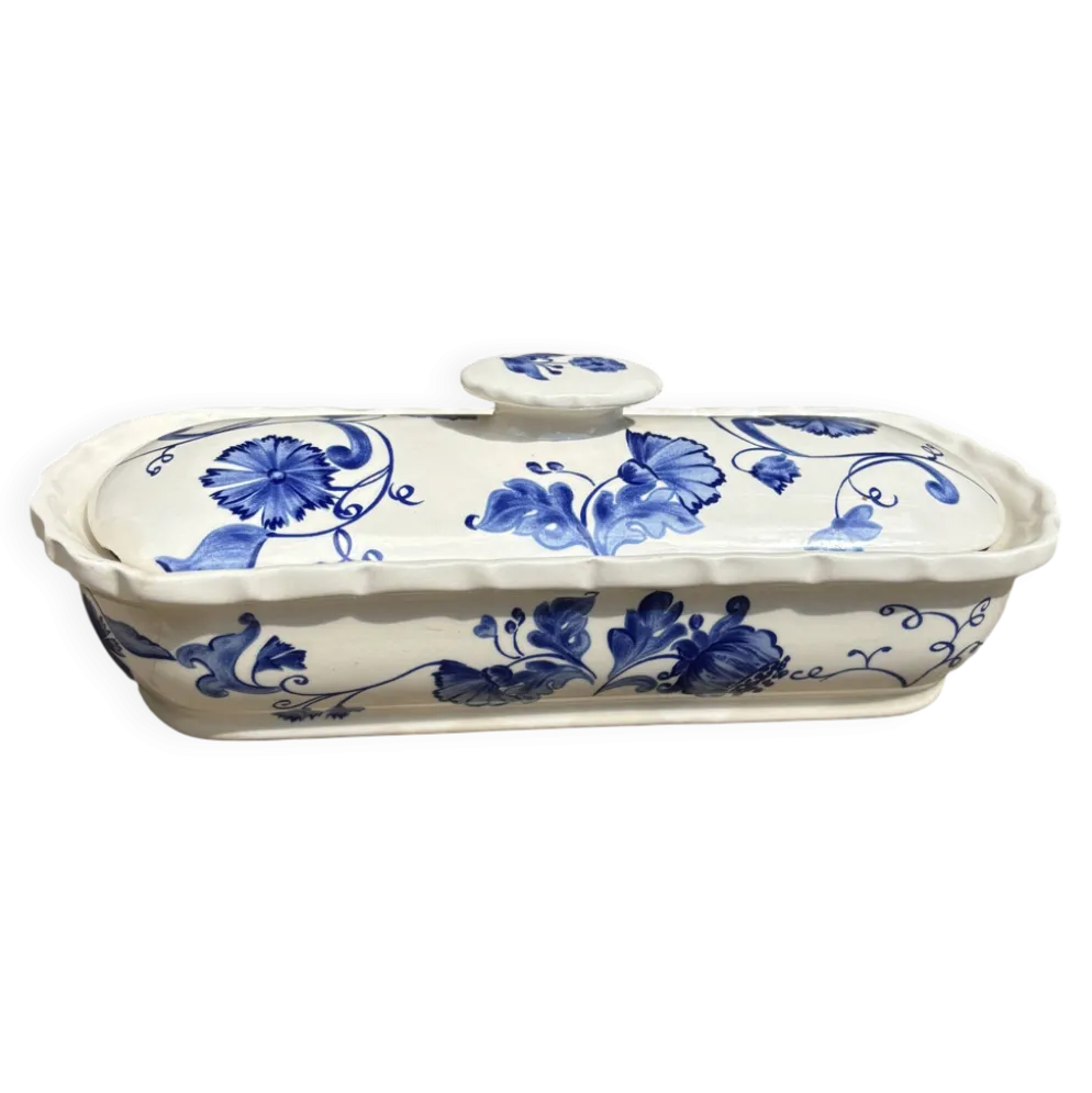 Beurrier ancien en faïence, décor fleuri bleu et blanc