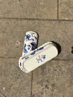 Beurrier ancien en faïence, décor fleuri bleu et blanc