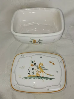 Beurrier ancien en faïence – Décor oiseau – Fin XIXe / début XXe