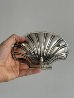 Beurrier ancien en métal argenté forme coquillage