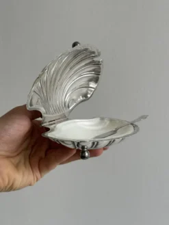 Beurrier ancien en métal argenté forme coquillage
