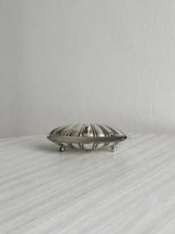 Beurrier ancien en métal argenté forme coquillage
