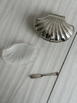 Beurrier ancien en métal argenté forme coquillage