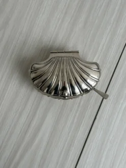 Beurrier ancien en métal argenté forme coquillage