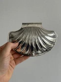 Beurrier ancien en métal argenté forme coquillage