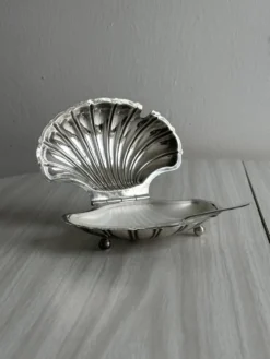 Beurrier ancien en métal argenté forme coquillage