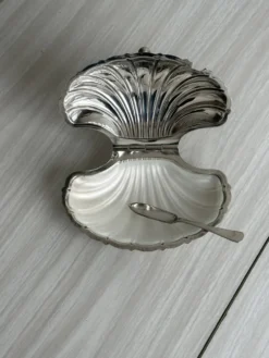 Beurrier ancien en métal argenté forme coquillage