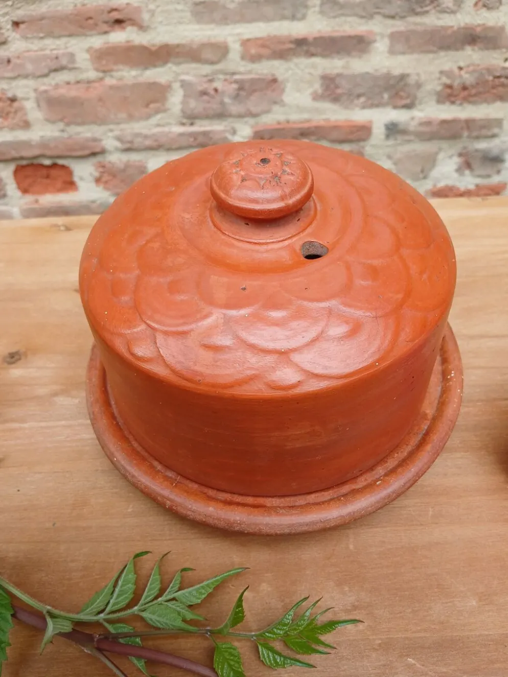 Beurrier ancien en terre cuite