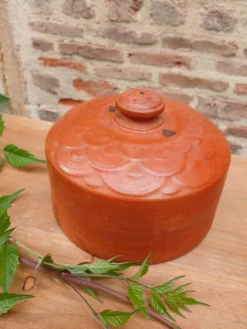 Beurrier ancien en terre cuite