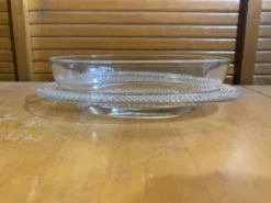Beurrier ancien en verre moulé décor frise perlée, France