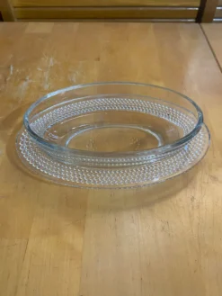 Beurrier ancien en verre moulé décor frise perlée, France
