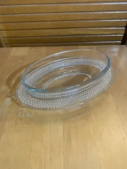 Beurrier ancien en verre moulé décor frise perlée, France