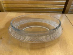 Beurrier ancien en verre moulé décor frise perlée, France