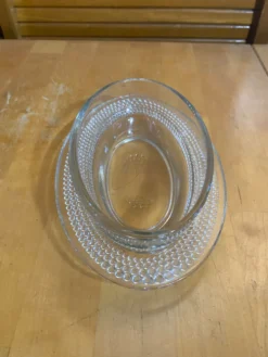 Beurrier ancien en verre moulé décor frise perlée, France