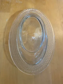 Beurrier ancien en verre moulé décor frise perlée, France