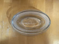 Beurrier ancien en verre moulé décor frise perlée, France