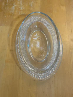 Beurrier ancien en verre moulé décor frise perlée, France