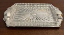 Beurrier Art déco en verre pressé et métal argenté – estampillé (type