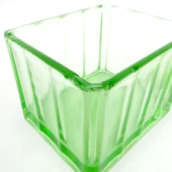 Beurrier Art Déco, verre pressé turquoise, Hortensja Glassworks, Pologne, années 1930