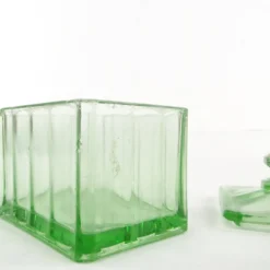 Beurrier Art Déco, verre pressé turquoise, Hortensja Glassworks, Pologne, années 1930