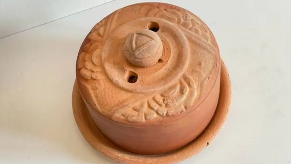 Beurrier Art Nouveau en terre cuite