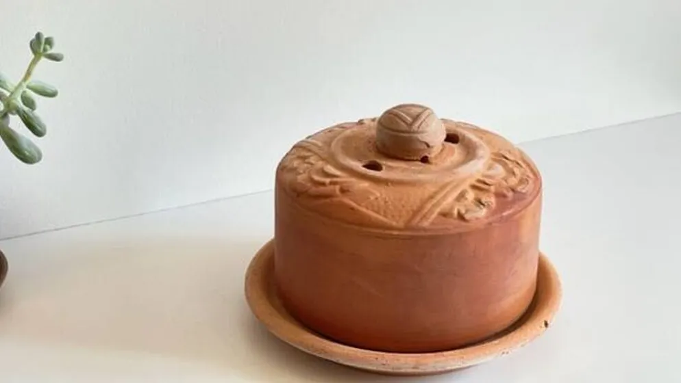 Beurrier Art Nouveau en terre cuite