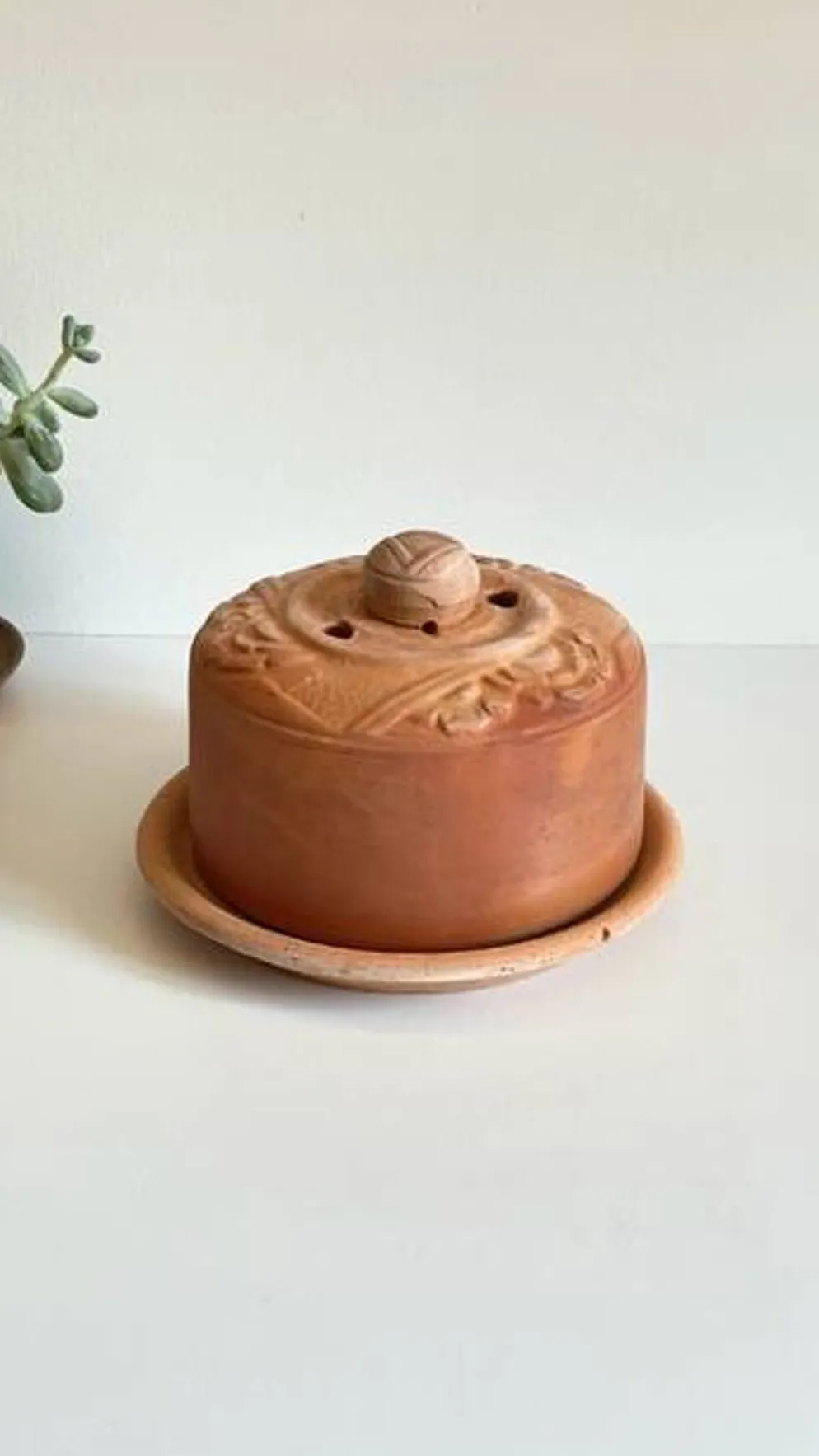 Beurrier Art Nouveau en terre cuite