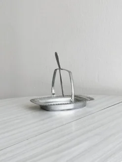 Beurrier, confiturier ancien en métal argenté et verre ciselé
