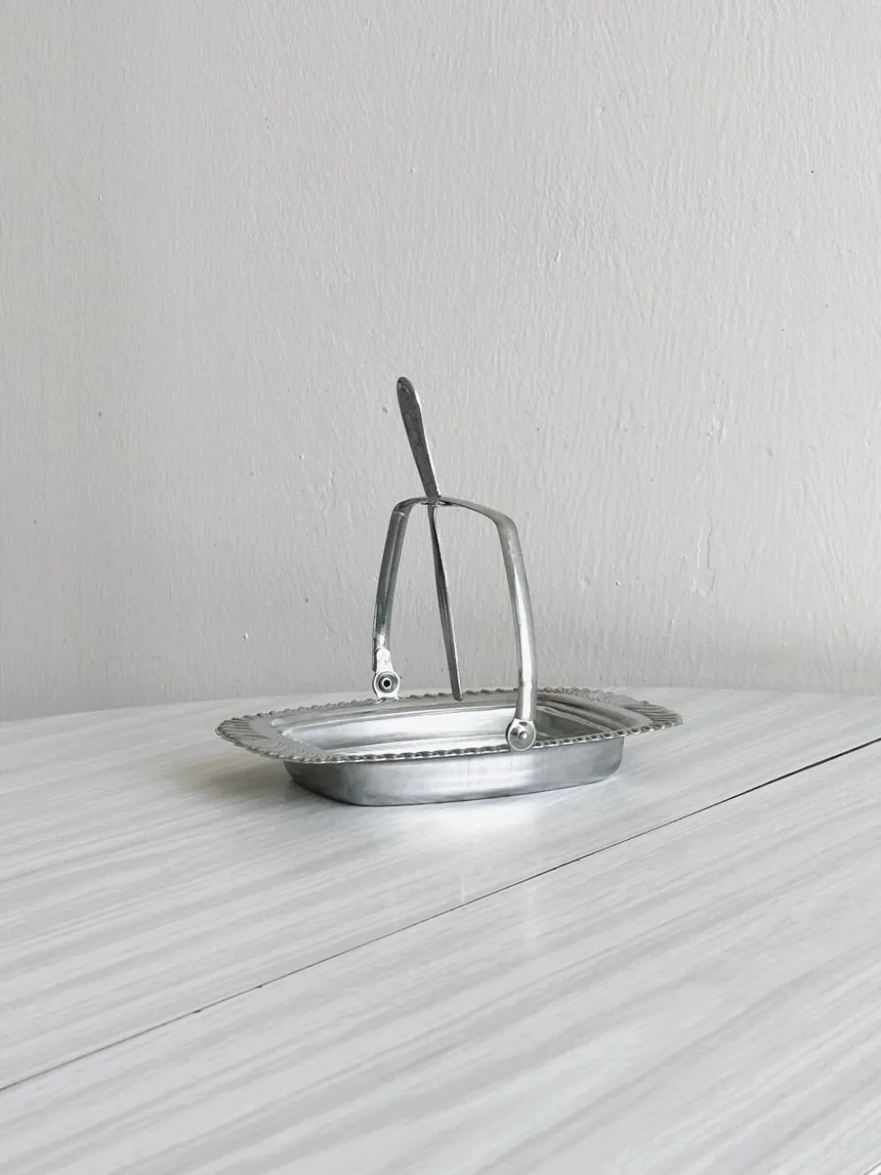 Beurrier, confiturier ancien en métal argenté et verre ciselé