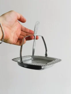 Beurrier, confiturier ancien en métal argenté et verre ciselé