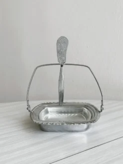 Beurrier, confiturier ancien en métal argenté et verre ciselé