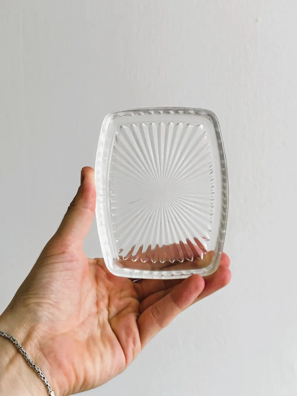 Beurrier, confiturier ancien en métal argenté et verre ciselé